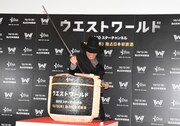 「ウエストワールド」ジャパンプレミア試写会より、かけ声とともに刀の柄を落とす藤岡弘、。