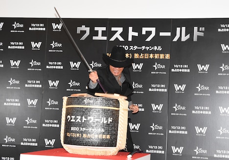 「ウエストワールド」ジャパンプレミア試写会より、かけ声とともに刀の柄を落とす藤岡弘、。