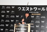「ウエストワールド」ジャパンプレミア試写会より、かけ声とともに刀の柄を落とす藤岡弘、。