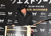 「ウエストワールド」ジャパンプレミア試写会より、酒樽のふたが割れたか確認する藤岡弘、。