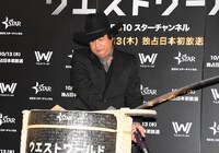 「ウエストワールド」ジャパンプレミア試写会より、酒樽のふたが割れたか確認する藤岡弘、。