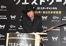 「ウエストワールド」ジャパンプレミア試写会より、酒樽のふたが割れたか確認する藤岡弘、。