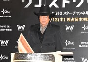「ウエストワールド」ジャパンプレミア試写会より、酒樽のふたが割れたか確認する藤岡弘、。