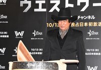 「ウエストワールド」ジャパンプレミア試写会より、酒樽のふたが割れ、安堵の表情を見せる藤岡弘、。