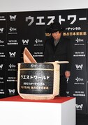 「ウエストワールド」ジャパンプレミア試写会より、酒樽のふたが割れ、安堵の表情を見せる藤岡弘、。