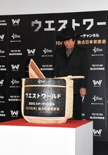 「ウエストワールド」ジャパンプレミア試写会より、酒樽のふたが割れ、安堵の表情を見せる藤岡弘、。