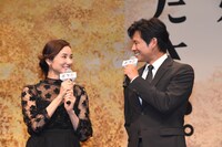 左から吉田羊、織田裕二。