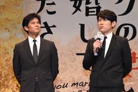 左から織田裕二、原田泰造。