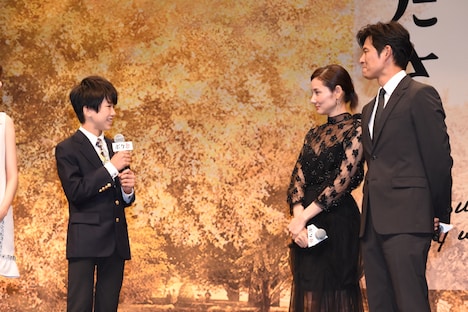 左から込江海翔、吉田羊、織田裕二。