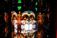 スターマンの衣装と音楽番組「トップ・オブ・ザ・ポップス」の映像。(c)Eikon / G.Perticoni