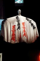 山本寛斎がデザインした漢字柄のマント。(c)Eikon / G.Perticoni