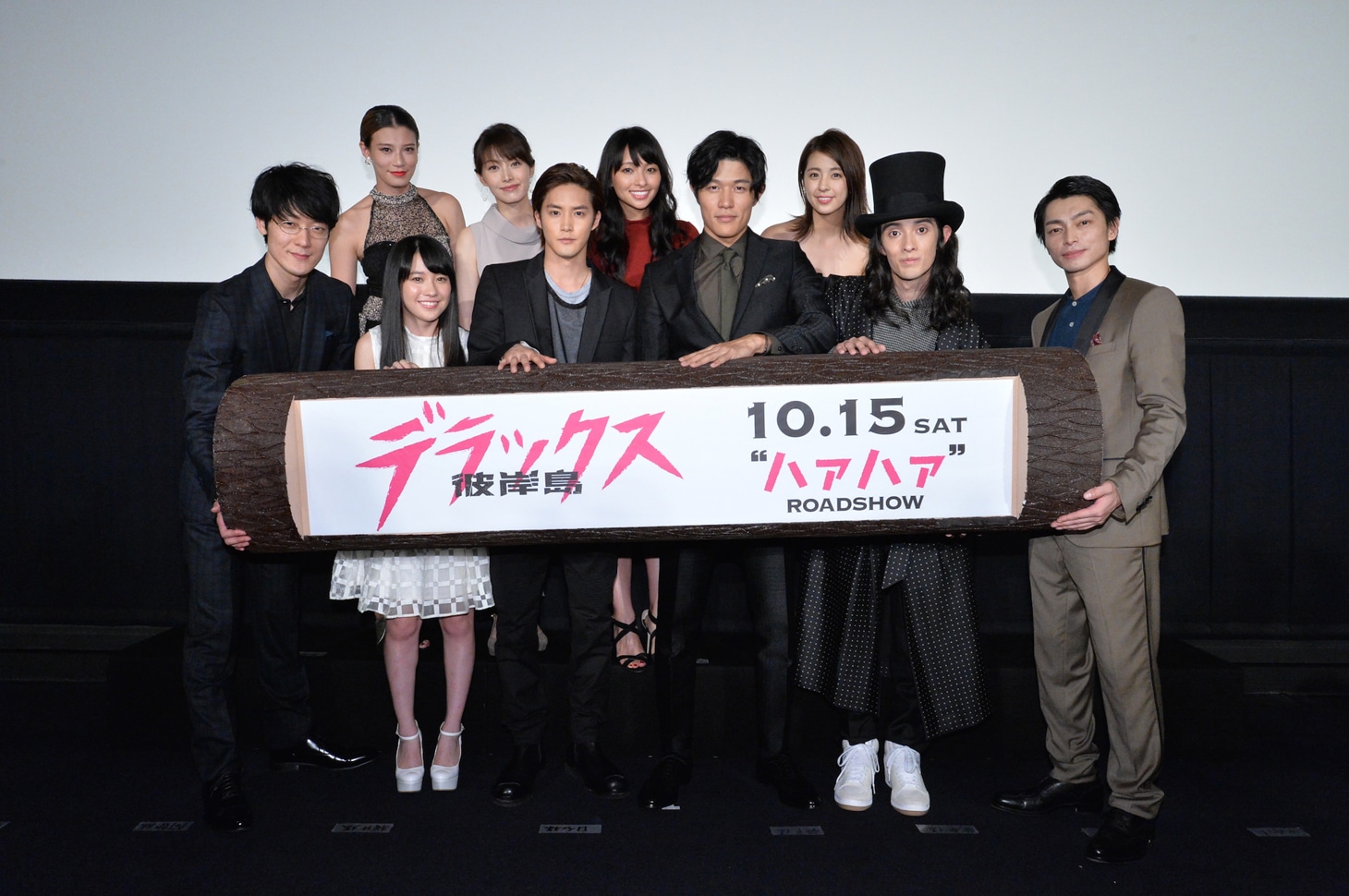 「彼岸島 デラックス」完成披露上映会の様子。上段左から高野人母美、佐藤めぐみ、水崎綾女、柳ゆり菜。下段左から阿部翔平、桜井美南、白石隼也、鈴木亮平、栗原類、遠藤雄弥。