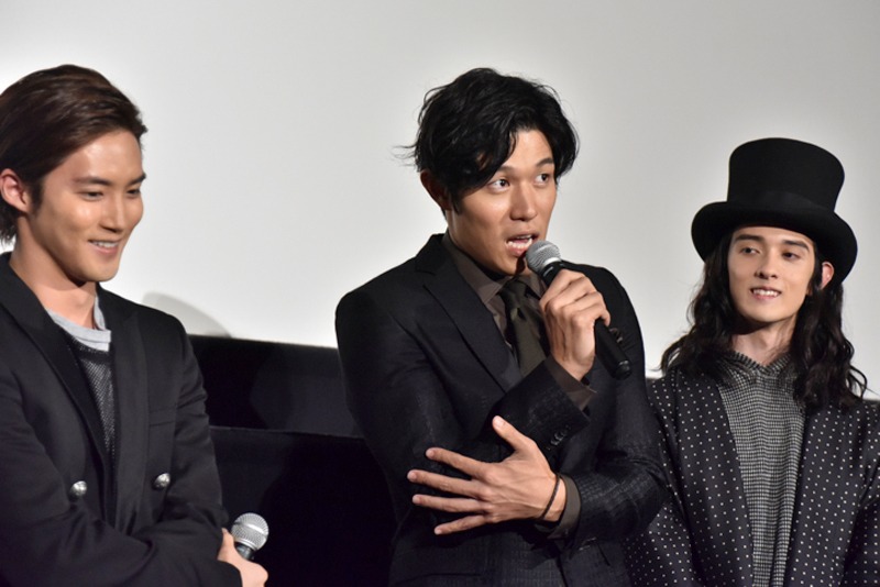 左から白石隼也、鈴木亮平、栗原類。