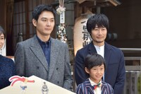 左から松田龍平、大西利空、戸次重幸。