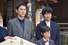 左から松田龍平、大西利空、戸次重幸。