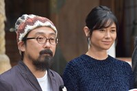 左から山下敦弘、真木よう子。