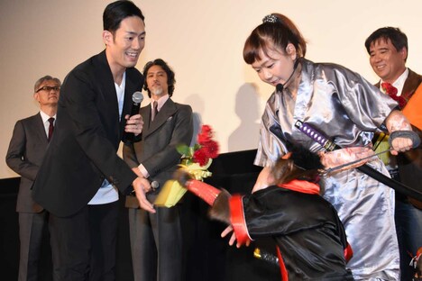 中村勘九郎に花束を贈呈する猿。