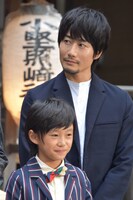 手前から大西利空、戸次重幸。