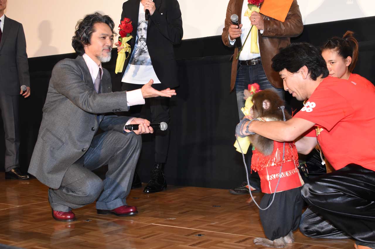 加藤雅也に花束を贈呈する猿。