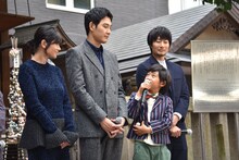 左から真木よう子、松田龍平、大西利空、戸次重幸。