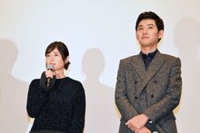 左から真木よう子、松田龍平。