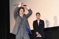 刀を振る加藤雅也。