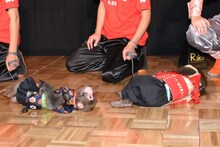 加藤雅也が刀を振ると、バタリと倒れた猿。