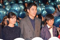 左から真木よう子、松田龍平、大西利空。
