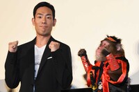 映画「真田十勇士」公開記念舞台挨拶にて、中村勘九郎と猿。