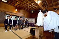 玉串奉納の様子。