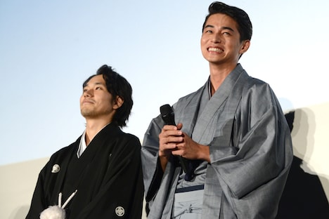 松山ケンイチ(左)の振りに苦笑いする東出昌大(右)。