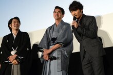 左から松山ケンイチ、東出昌大、安田顕。