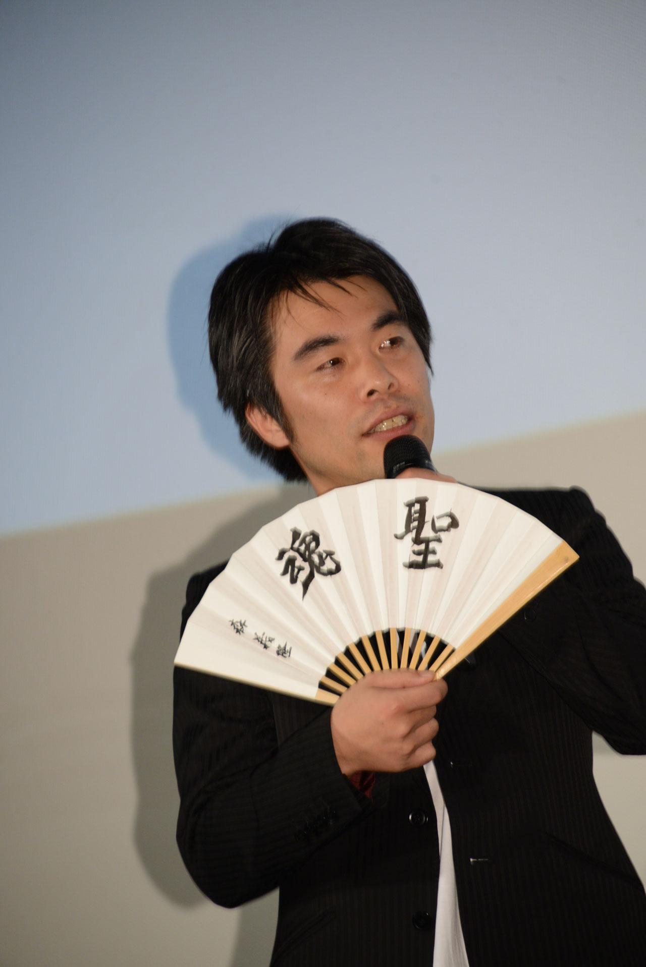 座右の銘を記した扇子を見せる森義隆。