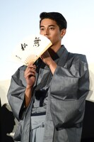 座右の銘を記した扇子を見せる東出昌大。