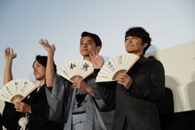 左から松山ケンイチ、東出昌大、安田顕。