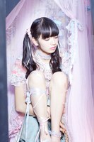 映画「溺れるナイフ」縷縷夢兎（るるむう）の衣装を着た小松菜奈。