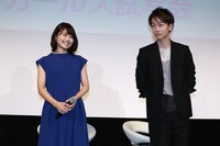 左から有村架純、佐藤健。