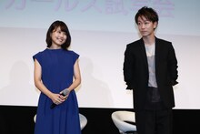 左から有村架純、佐藤健。