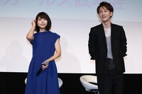 左から有村架純、佐藤健。