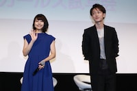 左から有村架純、佐藤健。