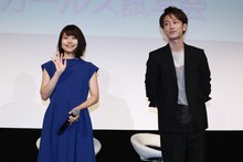 左から有村架純、佐藤健。