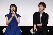 左から有村架純、佐藤健。