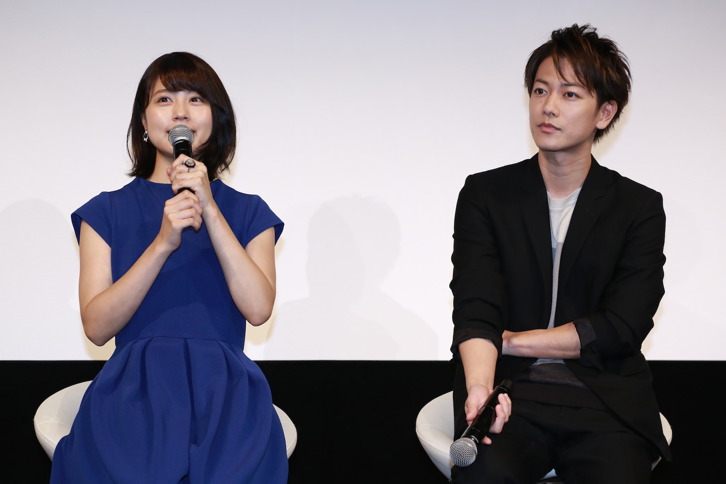 左から有村架純、佐藤健。