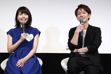 左から有村架純、佐藤健。