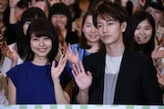 左から有村架純、佐藤健。