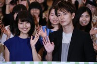 左から有村架純、佐藤健。