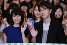 左から有村架純、佐藤健。