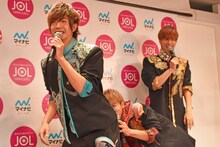 田村侑久のお尻の匂いを嗅ぐ辻本達規。