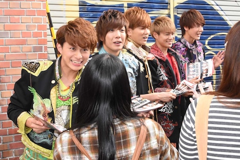 チラシ配りをするBOYS AND MENのメンバー。