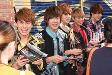 チラシ配りをするBOYS AND MENのメンバー。